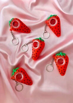 STRAWBERRY UNBREAKABLE KEYCHAIN PIPE(Strawberry Unbreakable Keychain Pipe)