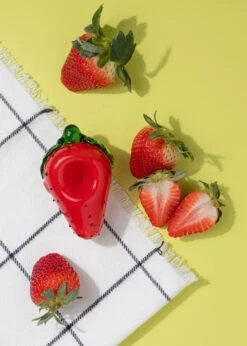 STRAWBERRY PIPE(Strawberry Pipe 1) -Canna Style Shop Strawberry2